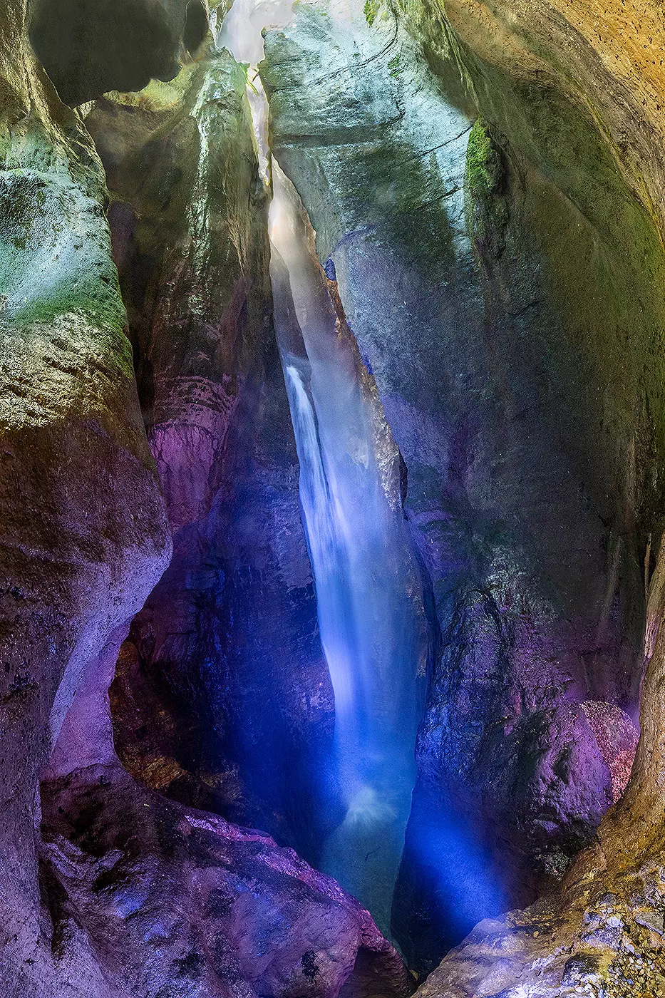 images/grotta/superiore/01-grotta-superiore-cascata-varone.jpg