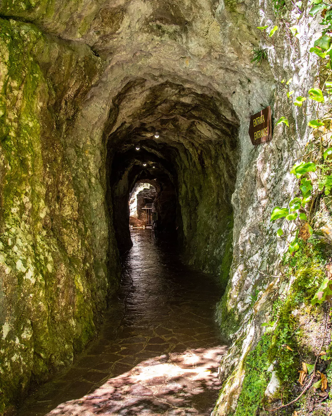 images/grotta/superiore/02-grotta-superiore-cascata-varone.jpg